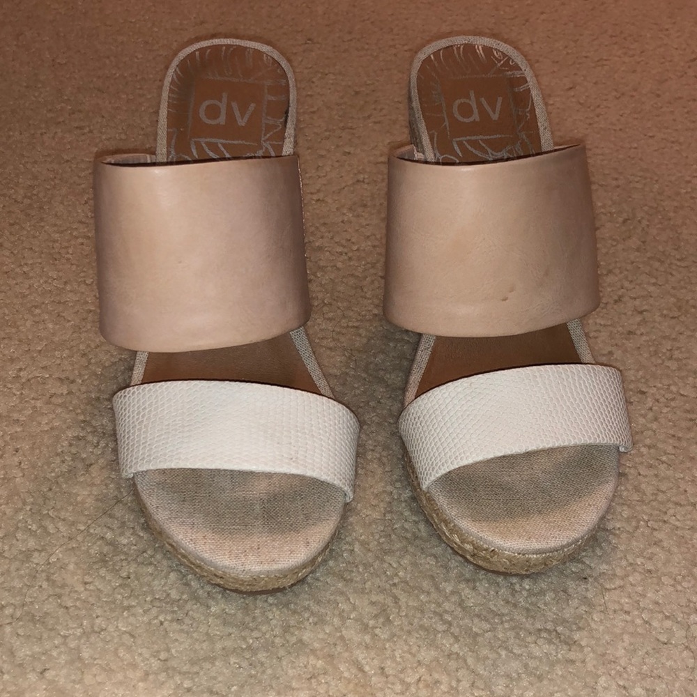 Neutral Summer Wedges DV by Dolce Vita - size 6